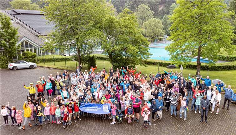 Eine große Gruppe macht sich stark für das Wiedtalbad.  Foto: fotoshooting-koblenz.de