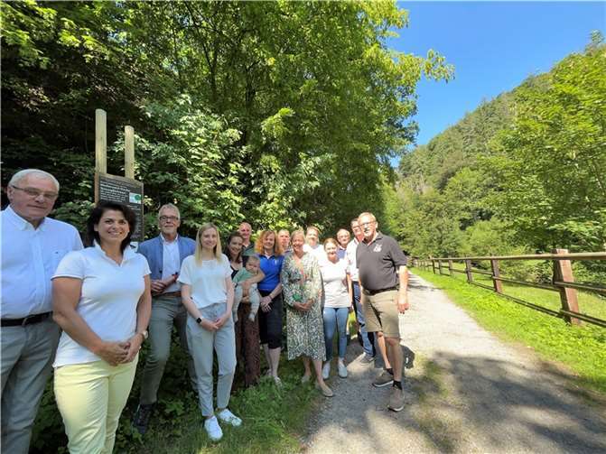 Eine große Gruppe von Freunden, ehrenamtlich Tätigen und Sponsoren der Westerwald-Kinder traf sich im Brexbachtal bei Grenzau, um den ersten Wald-Familien-Pfad einzuweihen. Foto: .Jugend- und Kulturzentrum „Zweite Heimat“/ Joachim Türk