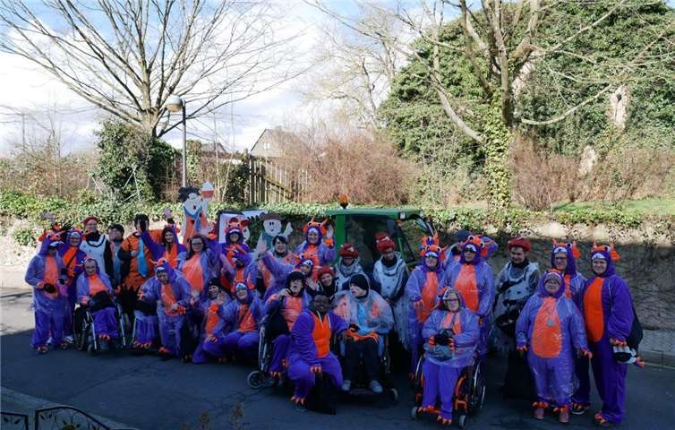 Eine große Gruppe war auch im Veilchendienstagszug in Mendig unterwegs. Fotos: privat