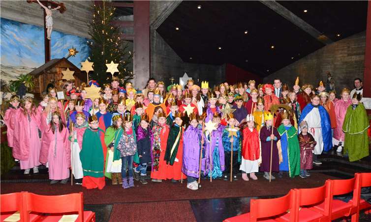 Eine große Kinderschar hatte sich versammelt, um in diesem Jahr an der Sternsingeraktion teilzunehmen. privat