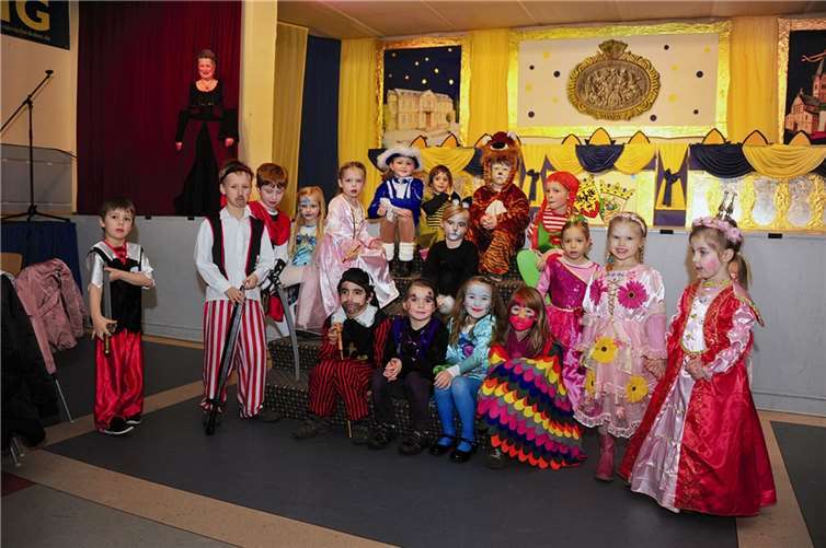Eine große Kinderschar in tollen Kostümen konnte Waltraud Thormann wieder einmal im alt erwürdigen Helenensaal begrüßen.RÜ