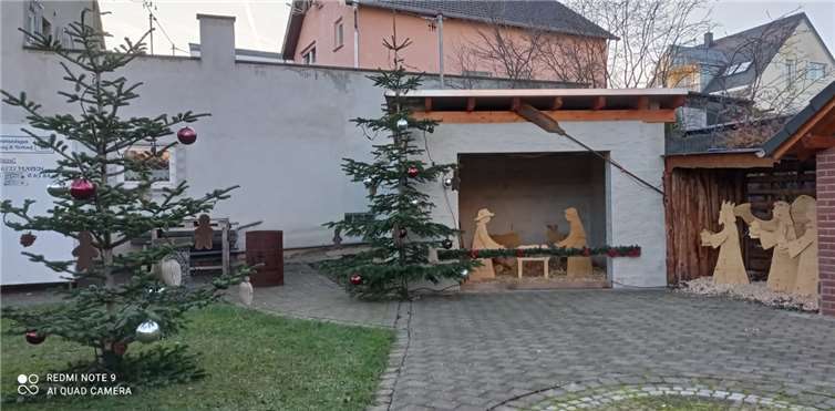 Eine große Krippe aus Holz ist am Backes aufgebaut. Foto: privat