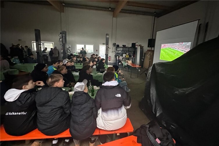 Eine große Leinwand mit der Liveübertragung der Bundesligakonferenz sorgte für Begeisterung.