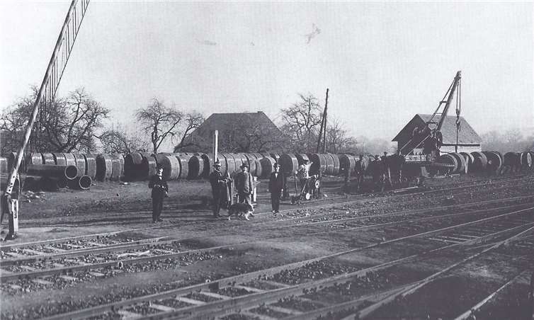 Eine große Menge fertiger Mühlsteine vor ihrer Verladung am Kottenheimer Bahnhof - nach 1880. Archiv Franz G. Bell