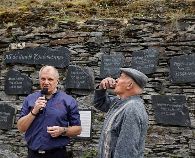 Jedes Todesopfer bleibt in Erinnerung Eine große Naturbruch-Platte oberhalb der Namensgravuren weist mit der Inschrift „All de duude Koulemänner“ auf die Gedenkwand hin.Foto: privat