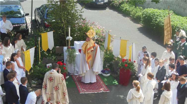 Eine große Prozession besah sich die blumengeschmücken Altäre. Foto: privat