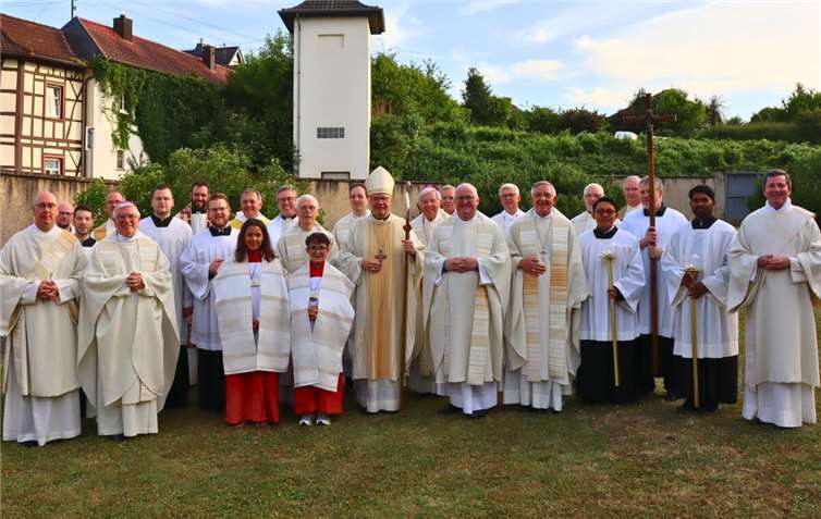 Abschied von Lantershofen Eine große Schar an Wegbegleitern verabschiedete den Spiritual (Geistlicher Leiter) Prof. Dr. Josef Freitag des überdiözesanen Seminars zur Priesterausbildung in Lantershofen.Foto: Studienhaus St. Lambert/Felix Löwe
