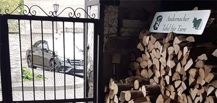 Eine große Spende mit Tierfutter und Lebensmitteln konnte nach Eich gebracht werden. Foto: Tibor Mosch