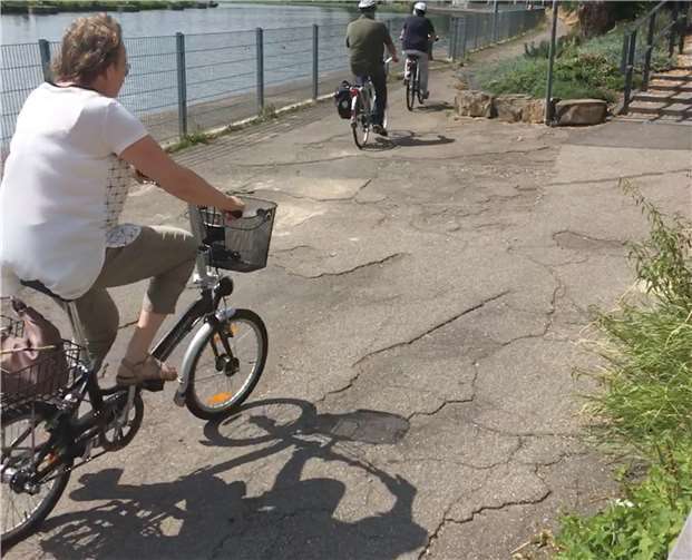 Eine große Stolperfalle auf der Laufstrecke wurde beseitigt, jedoch gibt es noch einige eventuelle Knöchelbrecher im Asphalt. privat
