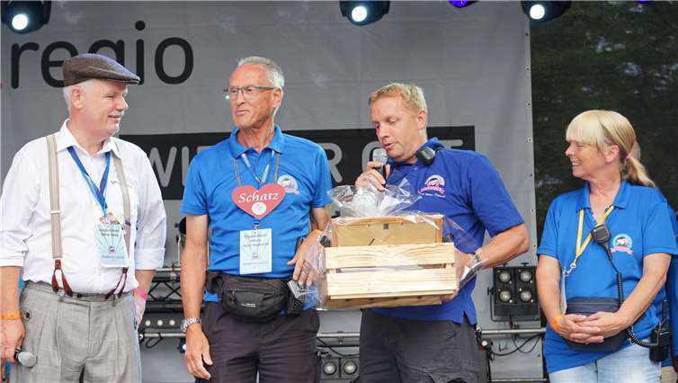 Eine große Überraschung hatte der Vorstand, und die Mitstreiter, für Haubrichs parat.