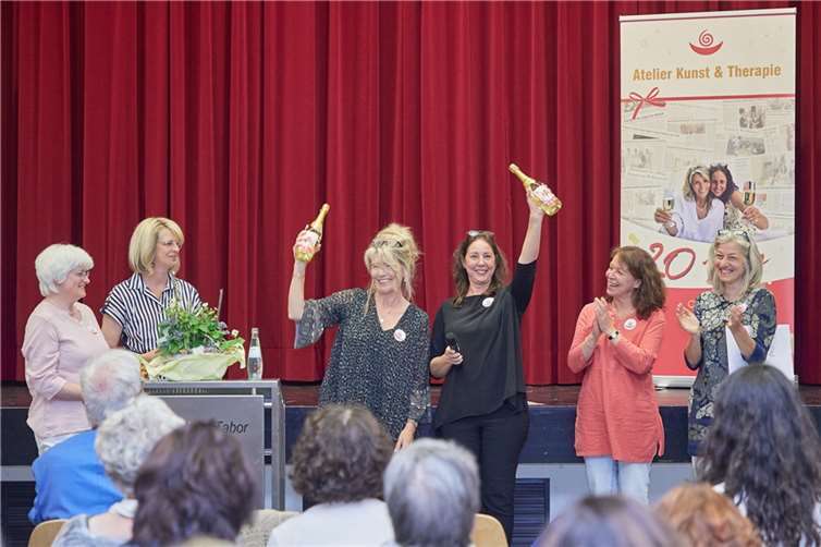 Eine große Überraschung wartete am Ende des Abends noch auf Heike Schönborn und Afra Schmidt. Der Vorstand des ehrenamtlich tätigen Vereins überreichte den beiden Frauen mit speziell bedruckten Sektflaschen einen geschenkten Urlaubstag. Fotos: Olaf Nitz