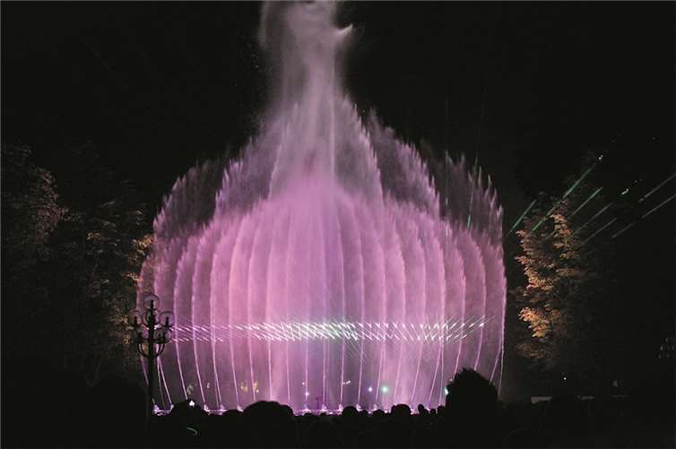 Eine große Wasserfontäne stieg aus dem Wasserbecken empor.RERE