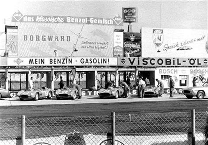 Eine große Werbetafel für Borgward Autos aus Bremen oberhalb der Boxengasse. Jahresmiete einige tausend DM. Foto: Ridder
