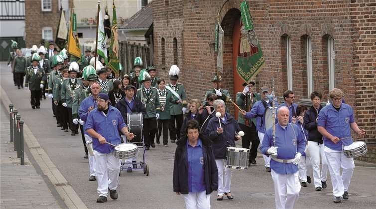 Eine große Zahl an Abordnungen begleitete den Festumzug. Fix