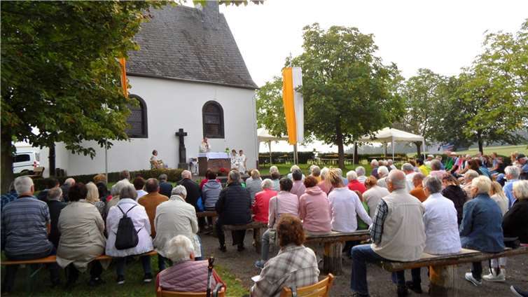 Eine große Zahl von Gottesdienstbesuchern feierte die hl. Messe unter freiem Himmel.  Foto: privat