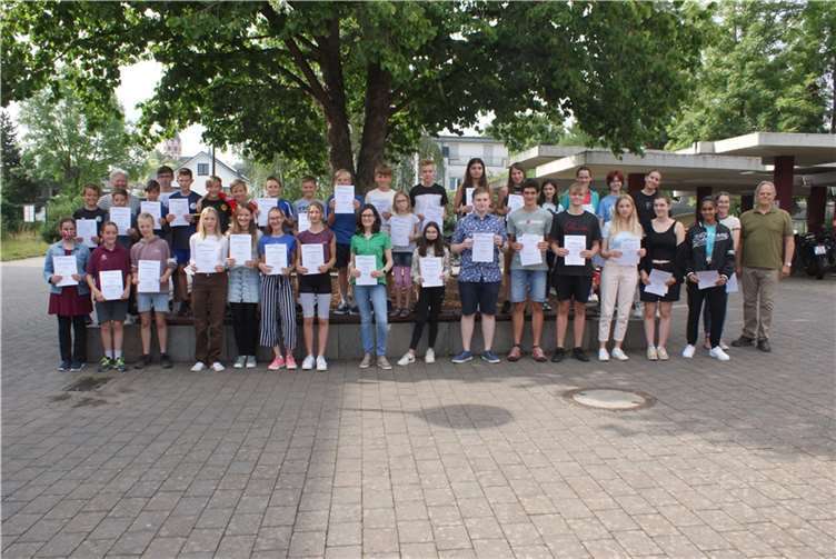 Eine große, stolze Gruppe von 44 Schülerinnen und Schülern des Rhein-Gymnasiums Sinzig wurde am letzten Schultag mit Förderpreisen für ihre hervorragenden schulischen Leistungen geehrt. Foto: privat