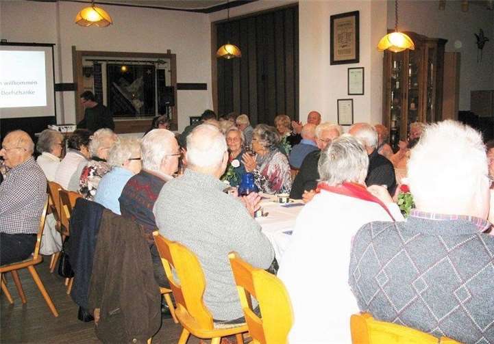 Eine große und gut gelaunte Runde beim Seniorentreff in Saffig. privat