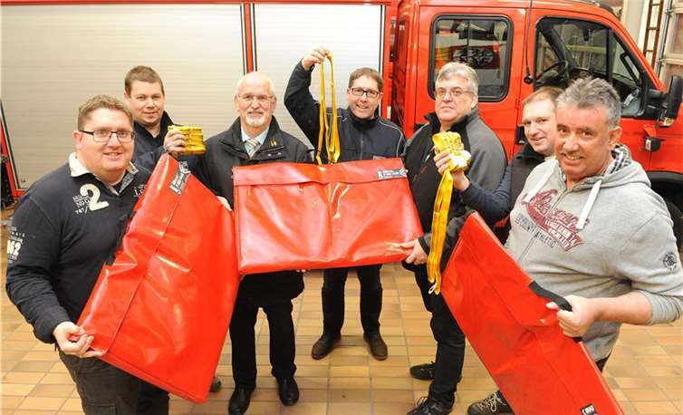 Eine großzügige Spende erhielt die Feuerwehr Remagen von Provinzial-Geschäftsstellenleiter Heinz-Peter Marhöfer (von links): Robert Zimmermann, Ingo Wolf, Heinz-Peter Marhöfer, Michael Zimmermann, Edwin Briese und Siegfried Schmahl.ab
