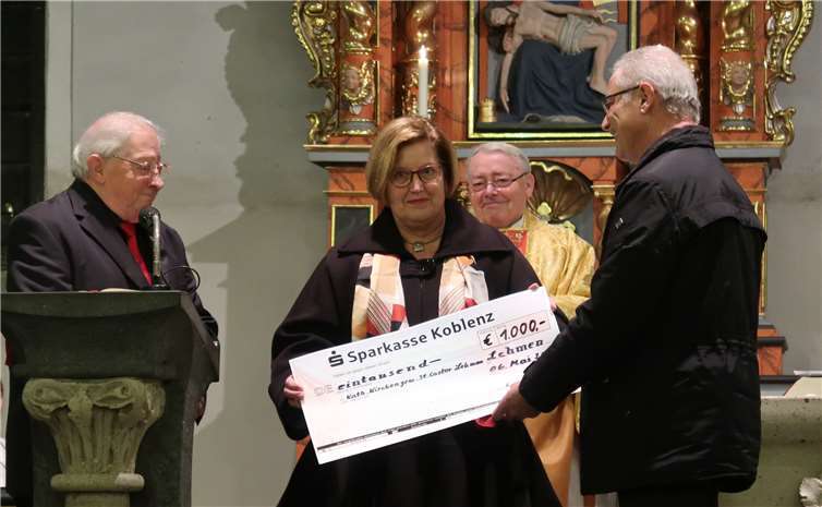 Eine großzügige Spende für die Orgelrenovierung konnte übergeben werden.Privat