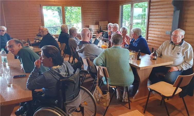 Eine gut gelaunte Runde. Quellen: MGV „Eintracht“ 1874 Weißenthurm