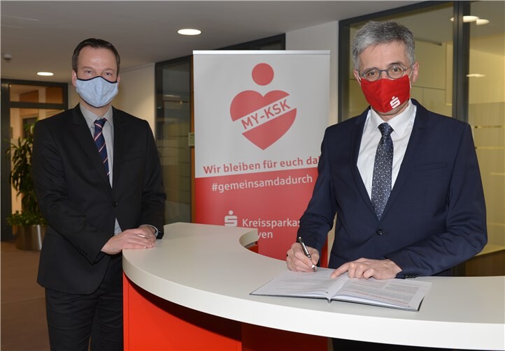 „Eine gute Balance aus ökologischer, sozialer und unternehmerischer Nachhaltigkeit passt sehr gut zur Kreissparkasse Mayen und kann vor Ort viel bewirken“, sind sich Karl-Josef Esch (r.) und Christoph Weitzel (l.) sicher. Foto: KSK Mayen/Judith Sauerborn