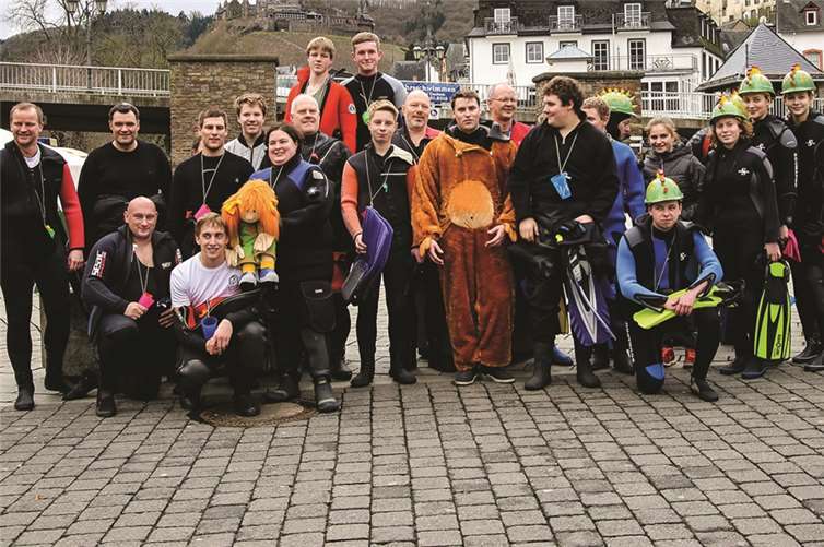 Eine gutgelaunte – noch trockene – Truppe wartete auf den Start..EP
