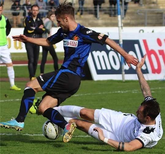 Eine hart umkämpfte Partie sahen die gut 2.600 Zuschauer auf dem Koblenzer Oberwerth.  TH