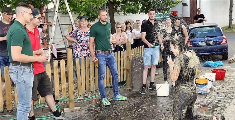 Eine harte Prozedur lassen die Täuflinge – aktuell zum ersten Mal Mädchen – über sich ergehen.