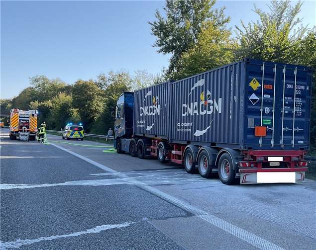 Eine heiß gelaufene Bremse an mit Gefahrgut beladenem LKW löste den Feuerwehreinsatz aus.  Fotos: Feuerwehr und Rettungsdienst Bonn