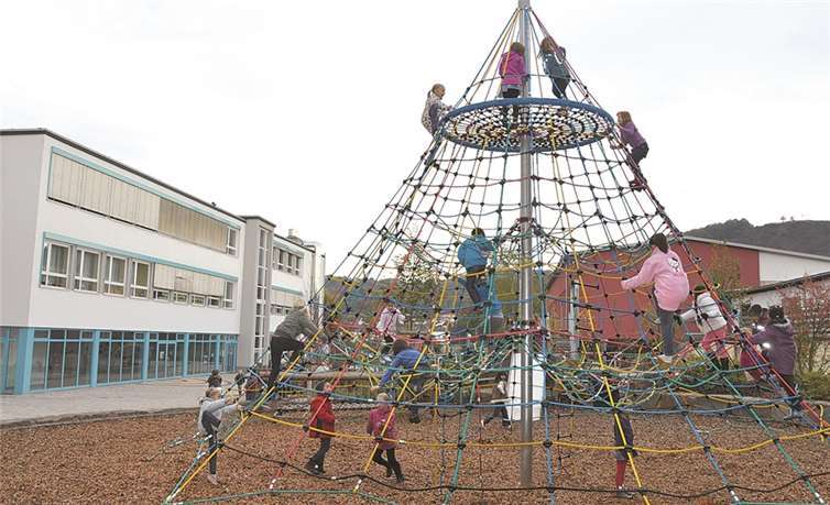 Eine herrliche Anlage ist der neue Kinderspielplatz auf dem Schulhof der Remagener Grundschule. AB