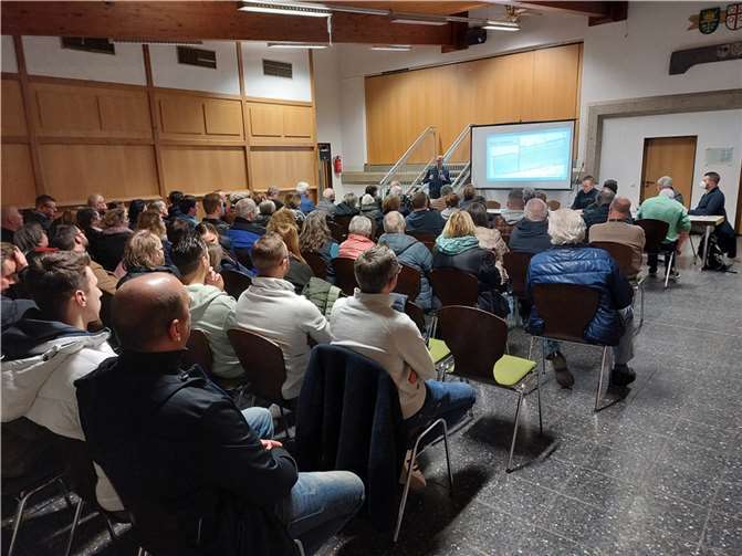 Eine hochinformative Anwohnerversammlung mit viel Resonanz aus der Bürgerschaft erlebte das Foyer der Wernerseckhalle.  Foto: OG Ochtendung