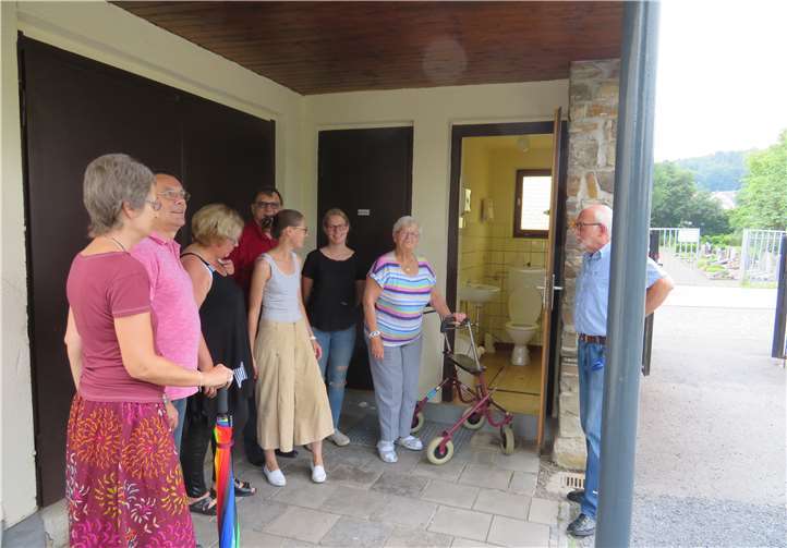 Eine hohe Stufe verhindert den Zugang zu den Toiletten für Menschen mit Rollator.privat