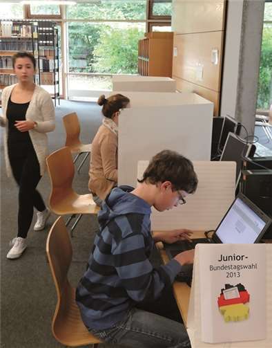 Eine hohe Wahlbeteiligung zeichnete sich bei der "Bundestagswahl" am Peter-Jörres-Gymnasium ab. privat