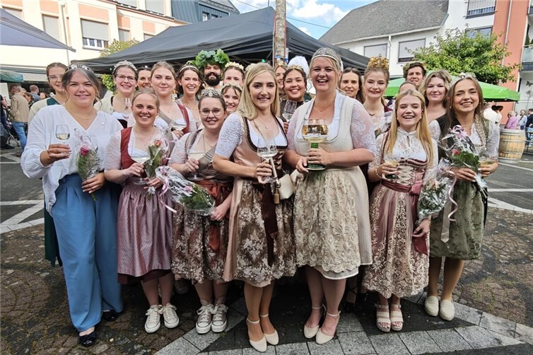 Eine hohe Wein-Adelsdichte herrschte beim Weinmajestätenempfang aus Anlass des Bad Hönninger Weinblütenfestes