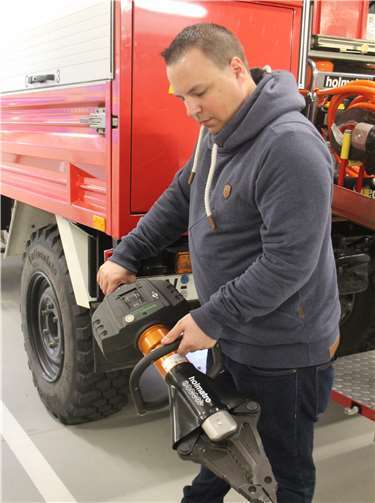 Eine hydraulische Rettungsschere zeigt uns hierder stellvertretende Wehrführer Martin Kunz.Das Gerät kann schneiden und spreizen. Foto: KMI