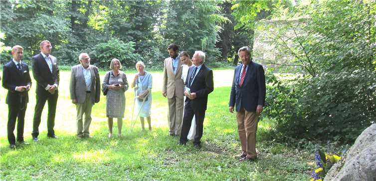 Eine illustre Runde fand sich ein, um am neuen Standort des Gedenksteins Heinrich Prinz zu Sayn-Wittgenstein-Sayn zu würdigen. PS