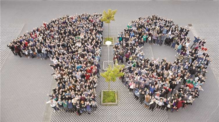 Eine imposante Jubiläumszahl bildeten die vielen Schüler, die mittlerweile die Julius-Wegeler-Schule besuchen. privat