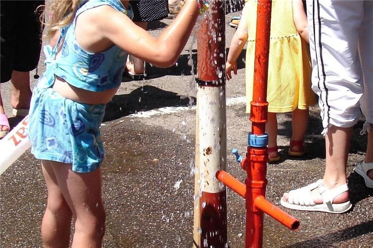 Eine improvisierte Erfrischung in einem Nachbarland erfreut auch gerne Kinder, Hierzulande könnten kurzfristig geeignete Hydranten schnell helfen.