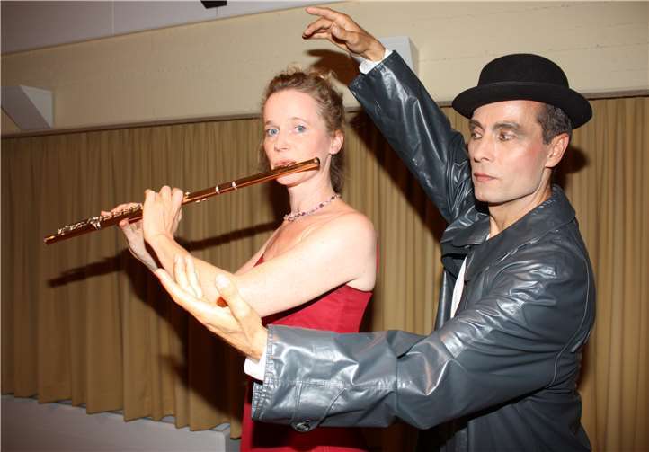 Eine inspirierende Tanzaufführung brachten die Flötistin Britta Bauer und der Lebenstänzer Dr. Felix Grützner auf die Bühne. Foto: Hospizverein