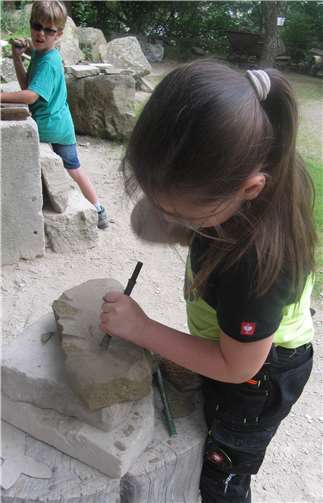Eine interessante Erfahrung: Das Bearbeiten von Tuffstein im Tuffsteinzentrum Weibern.