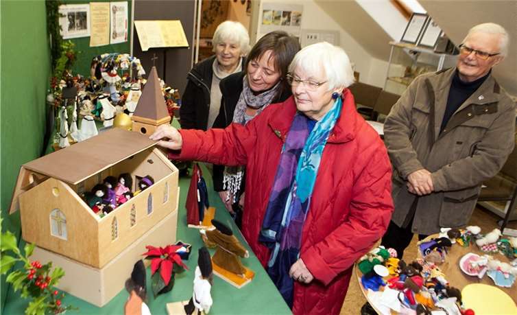 Eine interessante Krippenausstellung hat der Heimatverein Niederbachem in seinem Kleinen Museum in der Alten Schule zusammengestellt. Schülerinnen des Ahrweiler Gymnasiums Calvarienberg haben unter anderem die drei Weltreligionen porträtiert.JOST