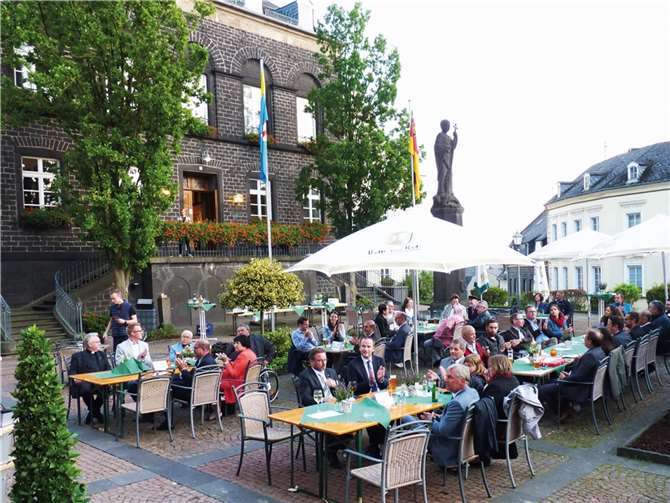 Eine interessierte Gästeschar hatte sich auf der Freifläche vor dem Historischen Rathaus eingefunden.