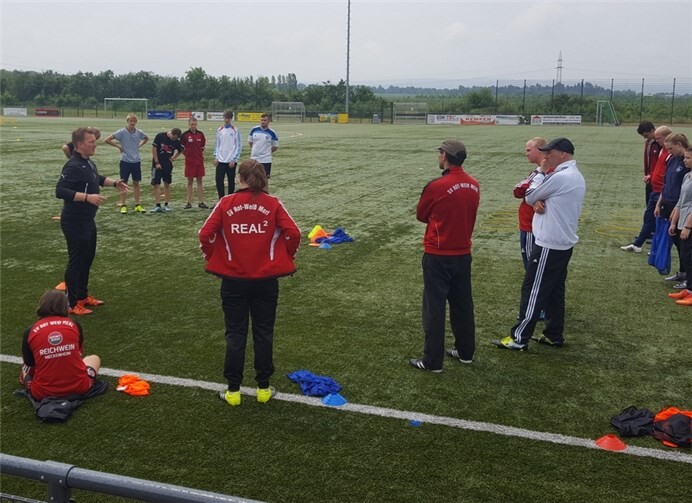 Eine interne Trainerfortbildung in Theorie und Praxis wird inzwischen beim SV Rot-Weiß Merl angeboten.privat