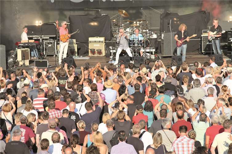 Eine junge Band aus der Region bekommt jetzt die Chance, wie hier die Bonner Formation „RockSteady“, einmal auf einer großen Bühne vor großem Publikum beim Eröffnungskonzert der 10. Rheinbach Classics spielen.  Borys Bommel
