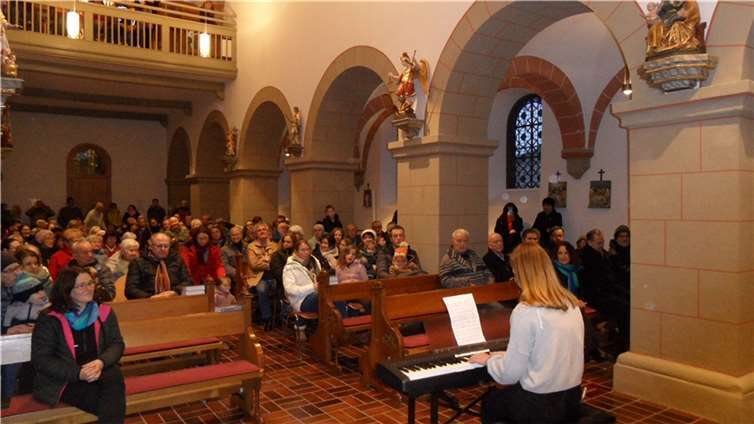 Eine junge Pianistin sorgte mit einem Andantino für ein ansprechendes Intermezzo.