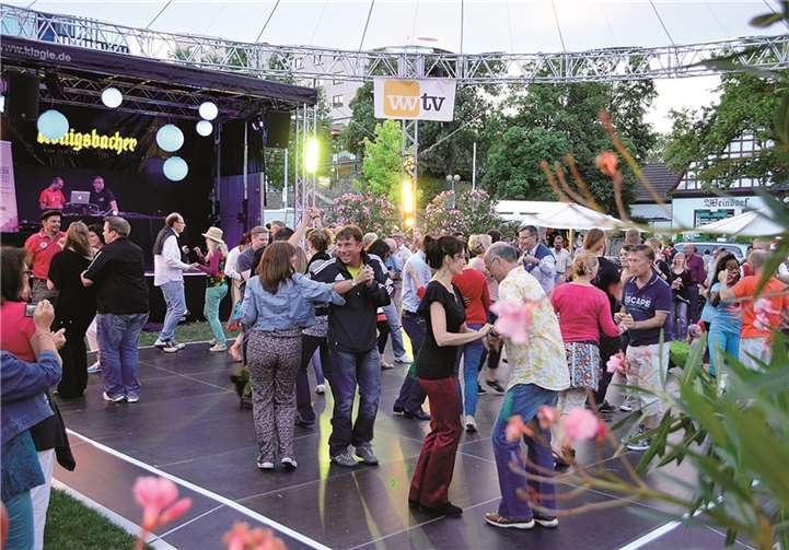 Eine karibische Tanznacht präsentierte das Studio Changa auf der Fläche vom TV Mittelrhein am Weindorf.