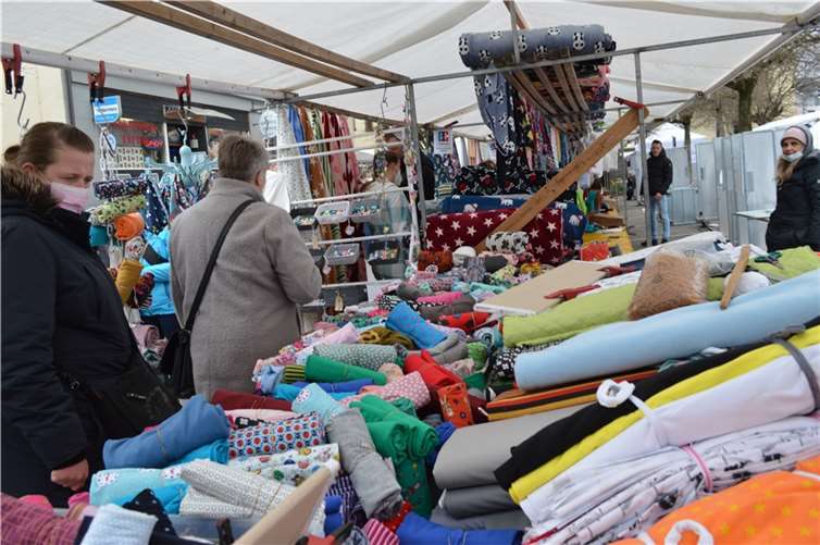 Eine kaum mehr überschaubare Vielfalt an Stoffen, die jeden Handarbeits- und Nähfreund begeisterten, gab es zu ergattern.