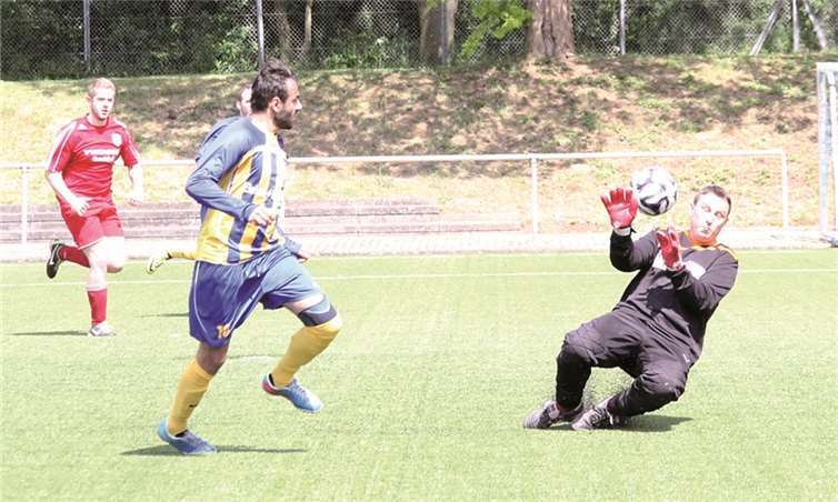 Eine klare Angelegenheit war auch die Partie der Weitersburger Reserve über den Gast aus Pfaffendorf denn die Bergischen siegten klar mit 6:2. Hier trifft Spartak Safer zum 4:1. -TH-