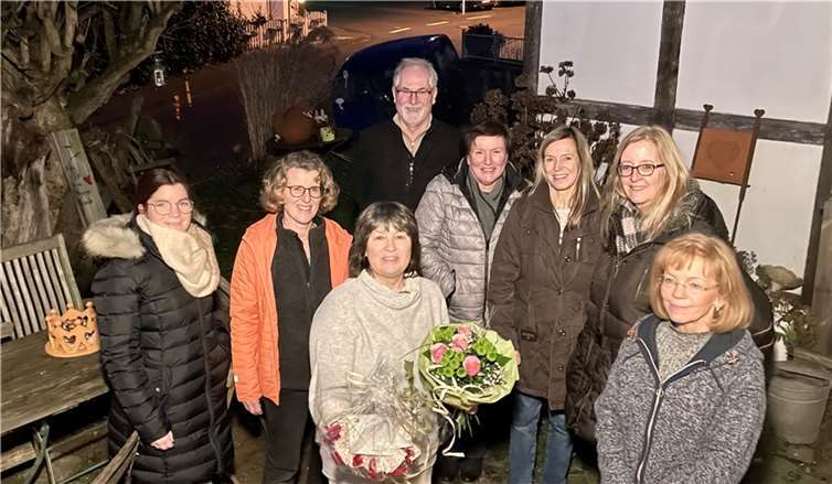 Eine kleine Abordnung dankte Maria Bugl mit einem Blumenstrauß und einem Gutschein für ihr außerordentliches Engagement.  Foto: privat,