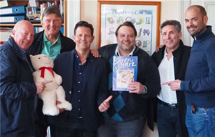 Eine kleine Abordnung des Freundeskreises TEE1 kam zur Spendenübergabe: v.l. Willi Bellinghausen, Markus Lentzen, Sasha Fries, Horst Wegmann und Marcus Kissener. 2.v.l.: Lutz Hennemann, Vorsitzender des Förderkreises.Foto: privat